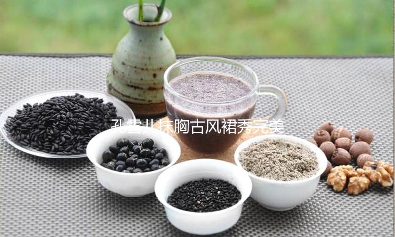 孔雪儿抹胸古风裙秀完美肩线 手拿油纸伞灵动甜美