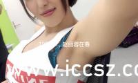 1999年，趙（zhào）麗蓉在春晚表演，她的孩子（zǐ）卻圍坐在電視機旁，抱頭痛哭